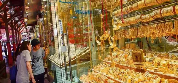 Explore the Dubai Gold Souk 