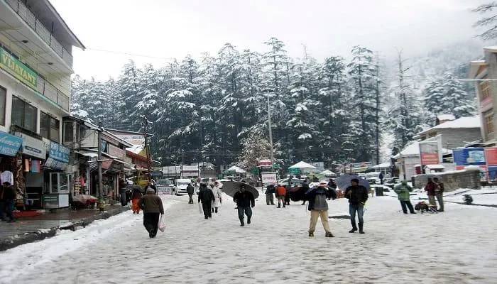 Snowfall on manali mall road