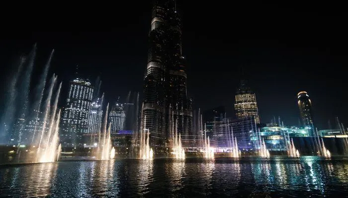 night view of Dubai Fountain 